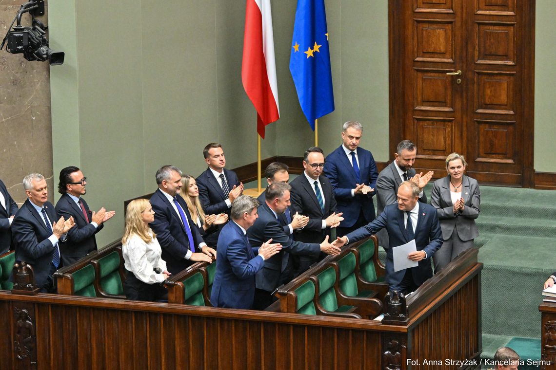 Koalicja Obywatelska nadal prowadzi, ale skrajna prawica zyskuje mandaty Koalicja Obywatelska nadal prowadzi, ale skrajna prawica zyskuje mandaty