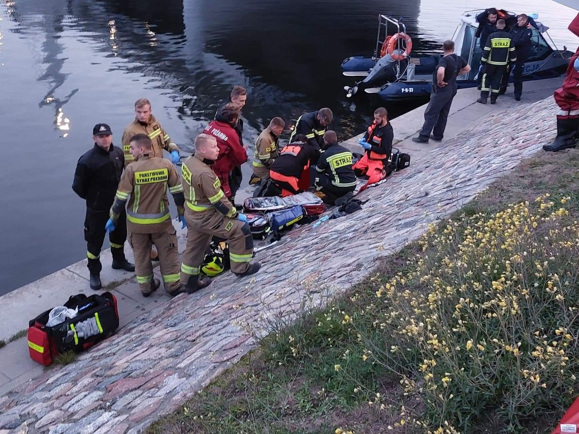 Strażacy uratowali kobietę tonącą w Martwej Wiśle 24.09.2022 | źródło: Ochotnicza Straż Pożarna Gdańsk-Sobieszewo