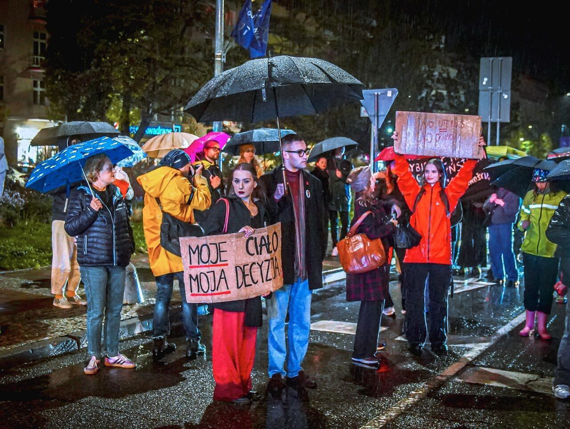 "Czerwona kartka za aborcję" - protesty kobiet w Gdańsku i Gdyni