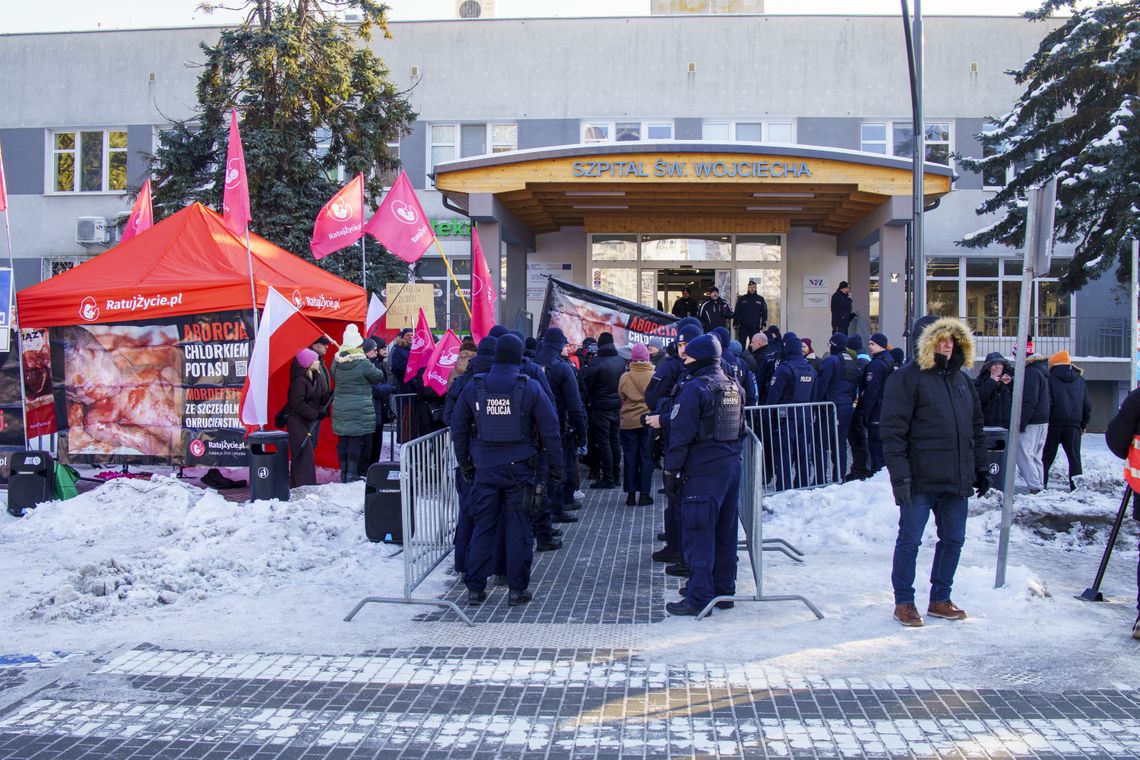 Protesty pod szpitalem na Zaspie w Gdańsku. Kaja Godek i kontrmanifestacja wsparcia dla lekarzy pikieta antyaborcyjna pod Szpitalem św. Wojciecha, Gdańsk 2026