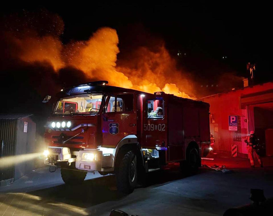 Płonęła remiza OSP w Helu! Ranny został jeden ze strażaków