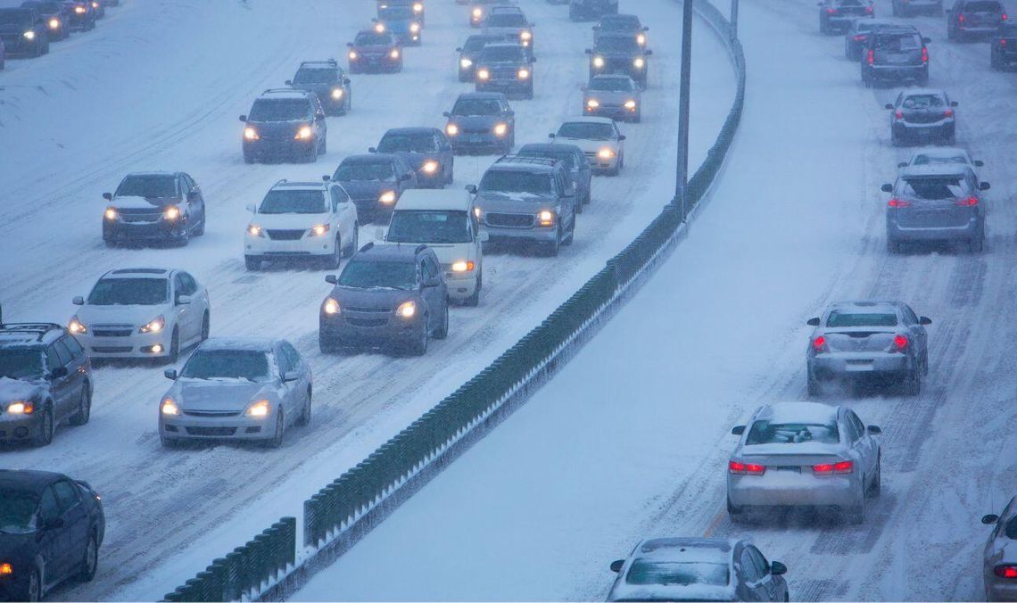 Kolizja na Obwodnicy Trójmiasta w Kowalach! Zderzenie 4 aut i utrudnienia w ruchu korek samochodów zimą, zdjęcie ilustracyjne