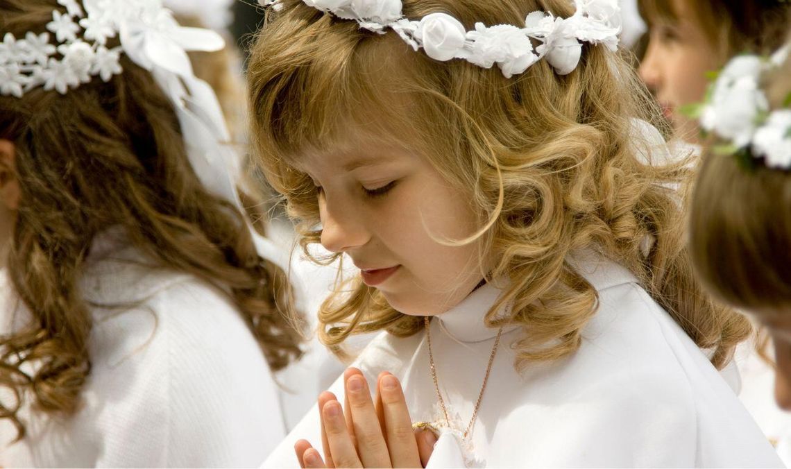 Komunia 2026. Koszty jak za małe wesele. Ile wydasz na przyjęcie komunijne? Pierwsza Komunia Święta, zdjęcie ilustracyjne