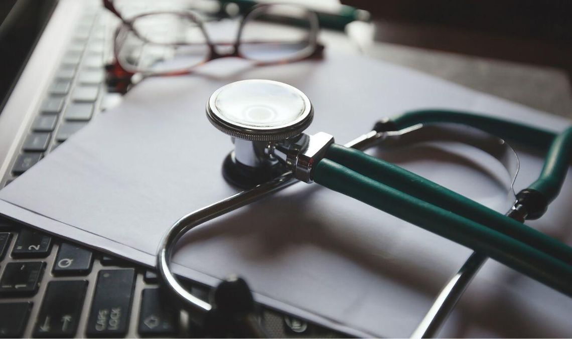 Konflikt w przychodni na Suchaninie w Gdańsu. Starszy pacjent, przyjaciel, lekarz i tajemnica lekarz, stetoskop, zdjęcie ilustracyjne