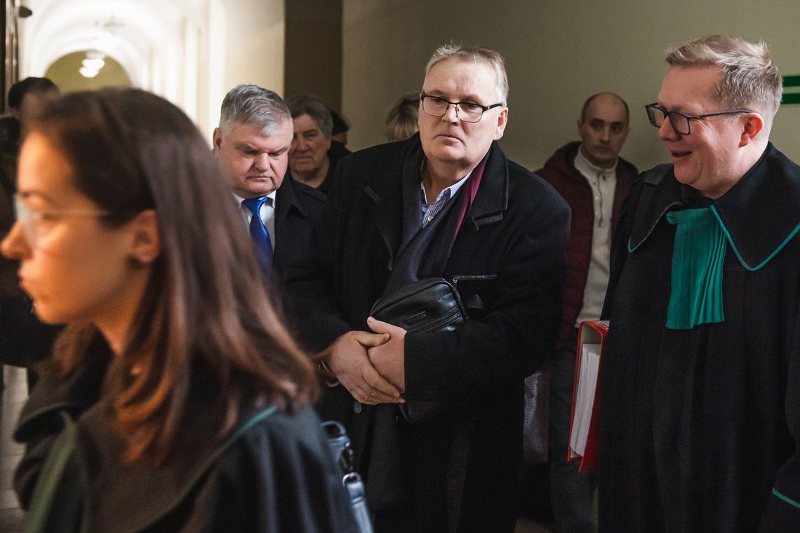 Waldemar Bonkowski wchodzący na jedną z rozpraw z adwokatem Jackiem Potulskim