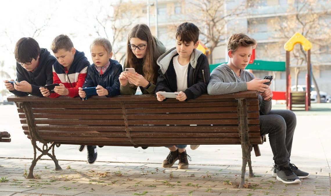 Koniec z telefonami w podstawówkach i przedszkolach. Karol Nawrocki podpisał ustawę