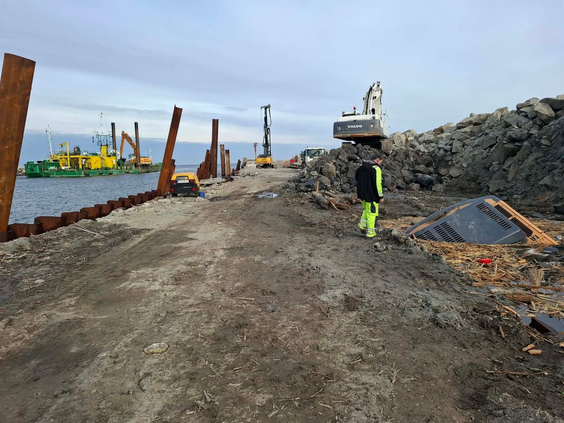 Wypadek w porcie w Ustce. Koparka wpadła do wody! Wypadek w porcie w Ustce. Koparka wpadła do wody!