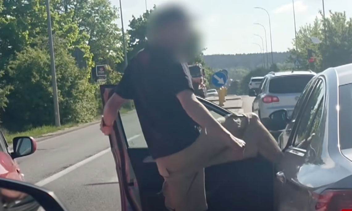 Kopnął kierującą i walił pięścią w szybę. Bulwersujące nagranie ze Straszyna