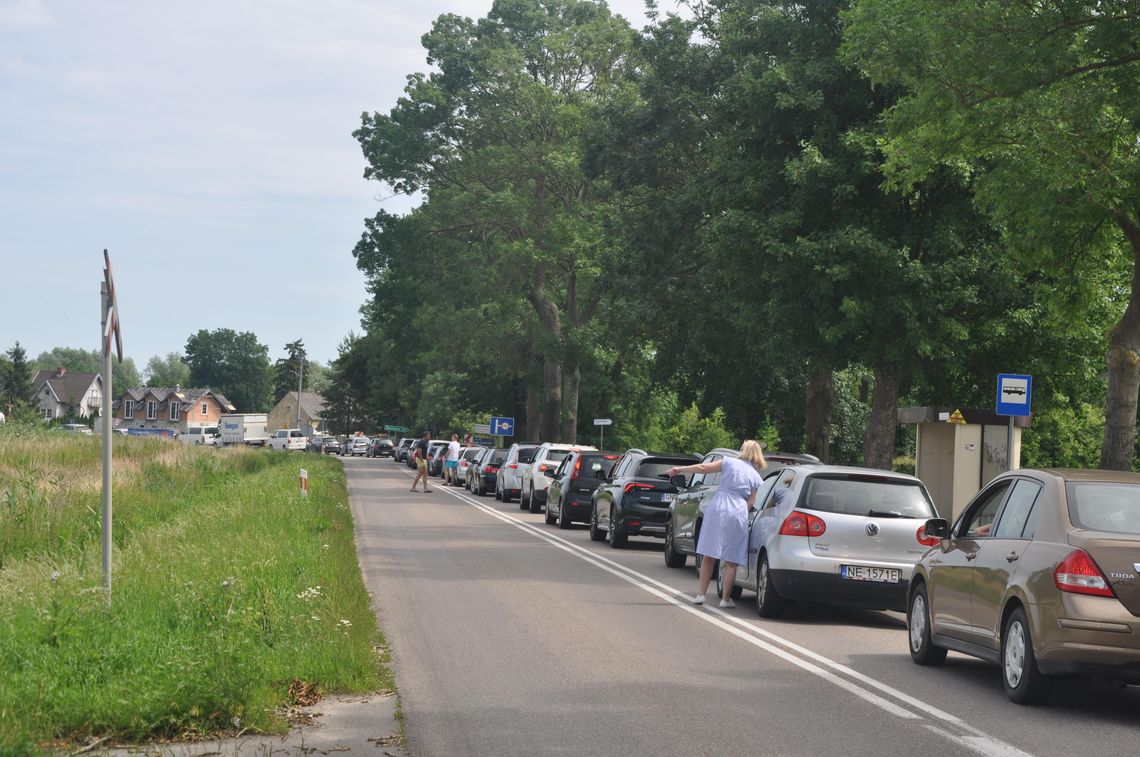 Korek samochodów na krajowej „siódemce” przed zjazdem na Mierzeję ma 11 kilometrów!