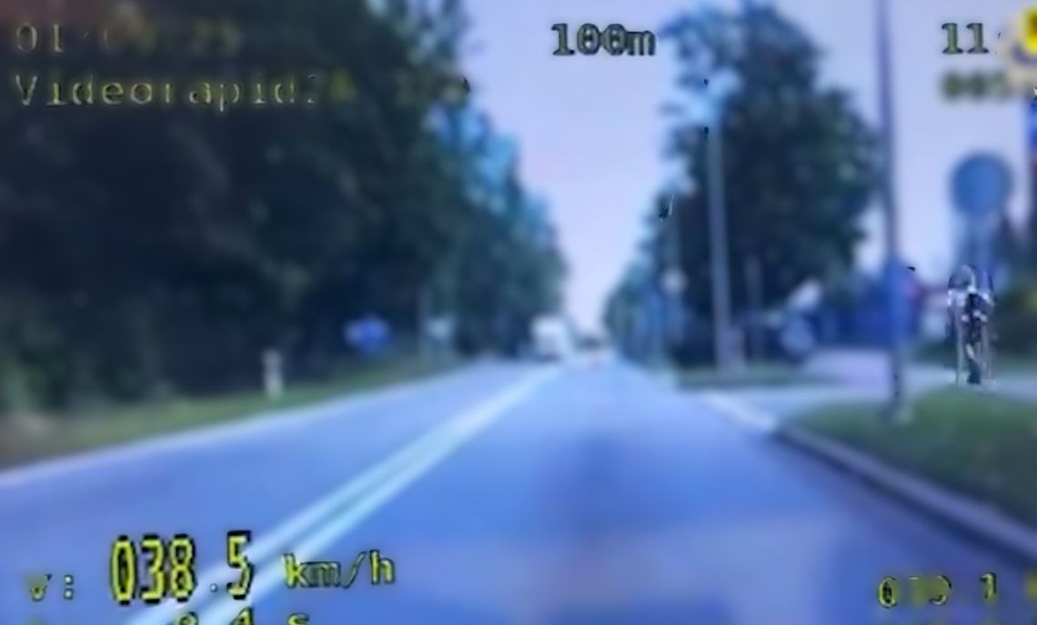Niebezpieczna jazda hulajnogą w Kościerzynie. Nastolatek osiągnął prędkość prawie 40 km/h! zapis policyjnego wideorejestratora, pomiar prędkości hulajnogi