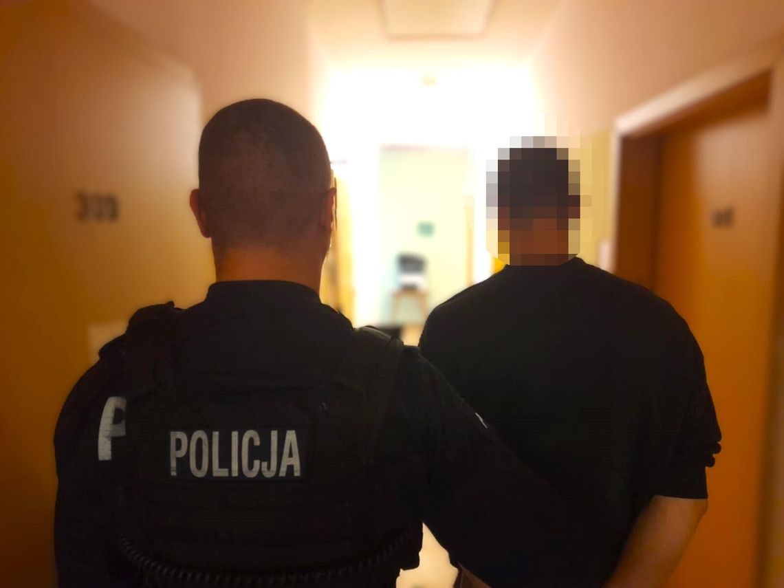 jeden z mężczyzn podejrzanych o którzy są podejrzani o pozbawienie wolności i pobicie 22-latka