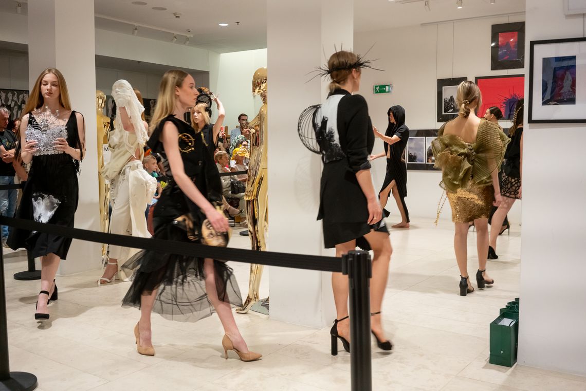 Krzysztof Zanussi, Memling i pokaz mody w Teatrze Szekspirowskim