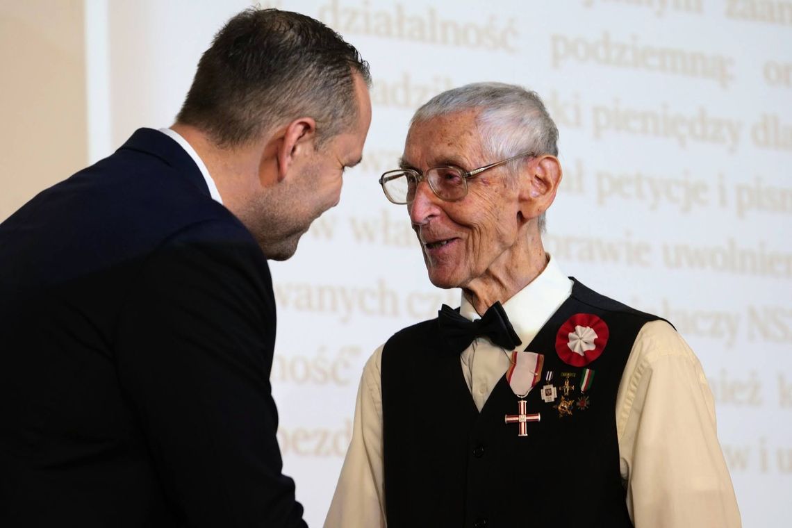 Krzyże Wolności i Solidarności wręczono w historycznej Sali BHP w Gdańsku