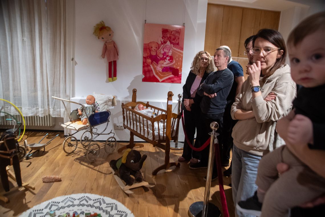 Kultowe zabawki PRL na wystawie w Słupsku. Drewniany kot i Barbie z 1969 roku