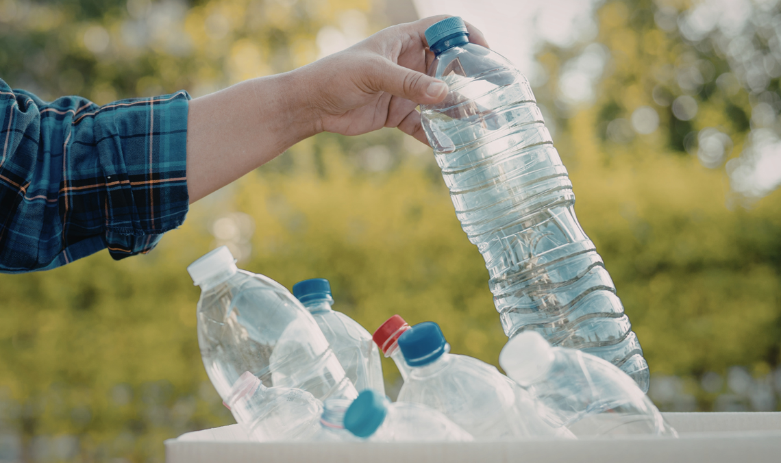 Kurier odbierze plastikowe butelki. Sklep uruchamia nową usługę Kurier odbierze plastikowe butelki. Sklep uruchamia nową usługę