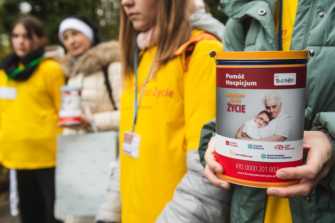Kwesty na trójmiejskich cmentarzach. Wolontariusze zbiorą pieniądze dla hospicjów Kwesty na gdańskich i gdyńskich cmentarzach. Wolontariusze zbiorą pieniądze dla hospicjów