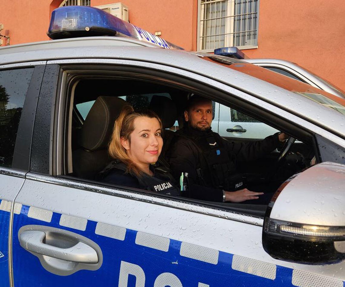 Bohaterska akcja policjantów z Kwidzyna! Uratowali seniora z płonącego mieszkania