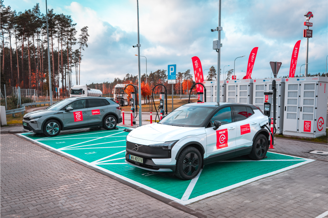Orlen uruchomił pierwszy hub ładowania aut elektrycznych. Kolejne powstaną w całym kraju Ładowanie nawet w 20 minut! Orlen otworzył hub ładowania samochodów elektrycznych