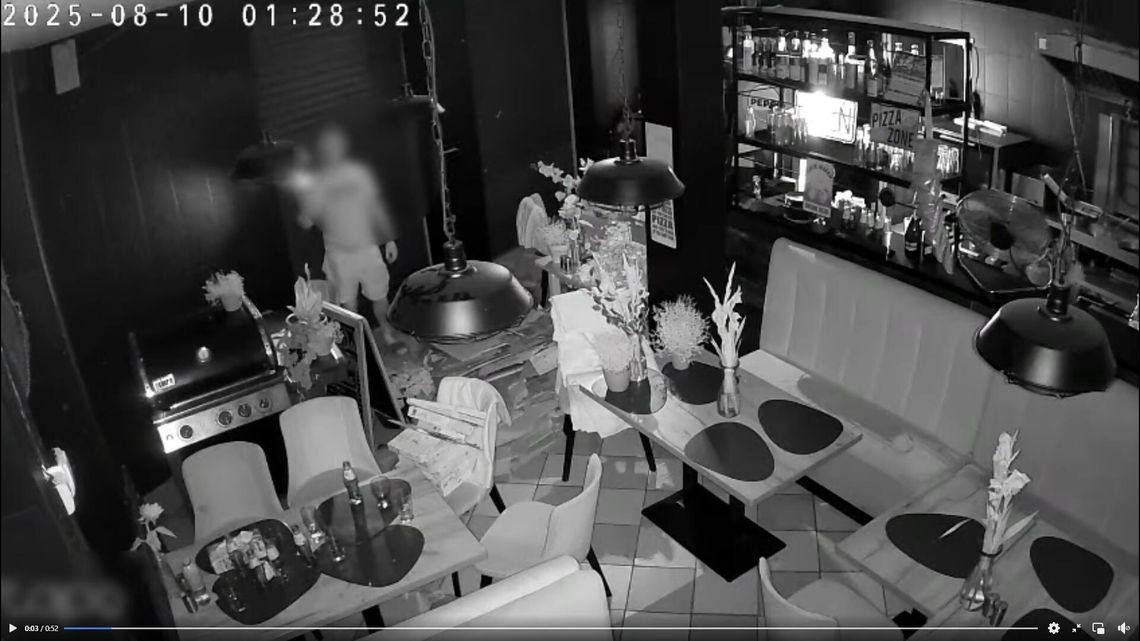 Turysta zamkniety w restauracji