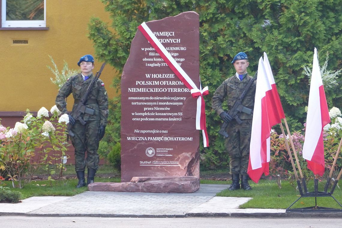 Lębork: Hołd dla ofiar. Pamięć o cierpieniu i męczeństwie nigdy tu nie zginie pomnik ofiar niemieckiego terroru z II wojny światowej w Lęborku