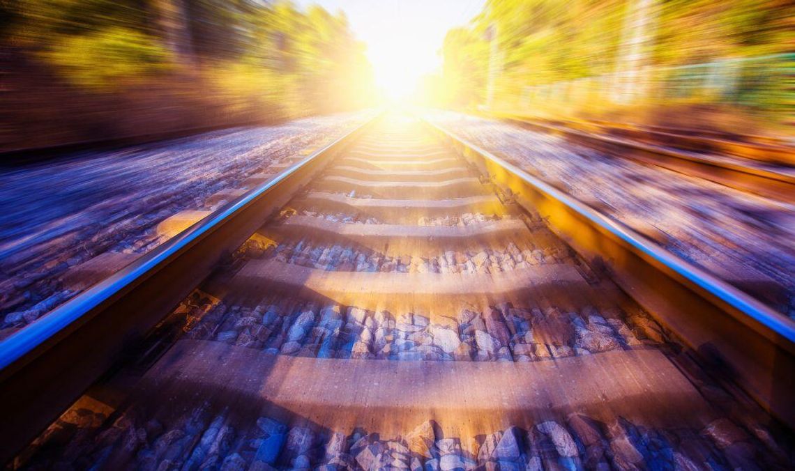 Lębork: Śmiertelny wypadek na torach! Ruch pociągów wstrzymany tory, zdjęcie ilustracyjne