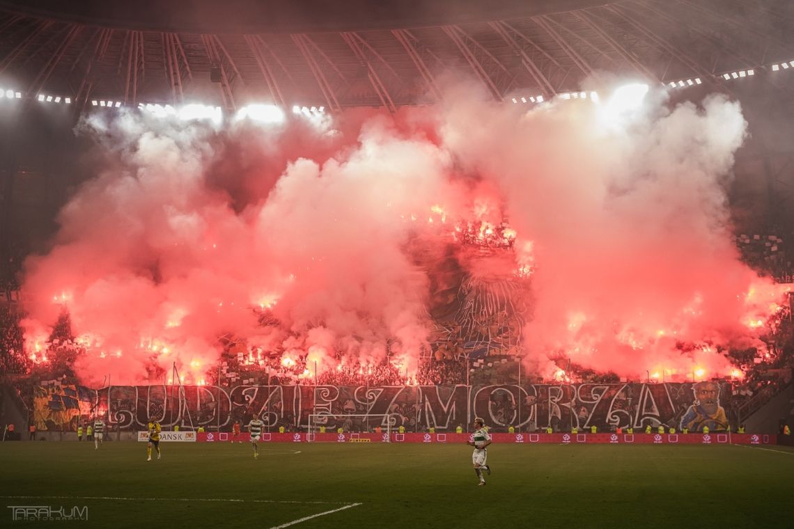 Kara dla Lechii Gdańsk za race na trybunach. Kibice nie zobaczą derbów