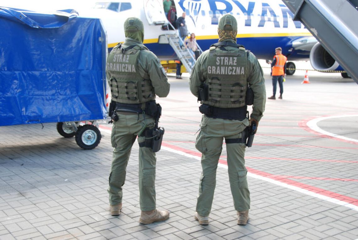 Gdańsk: Z samolotu wyszedł w kajdankach. Był pijany i agresywny