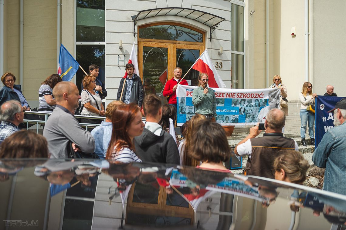 Lekarka z Chojnic przed sądem i protest antyszczepionkowców