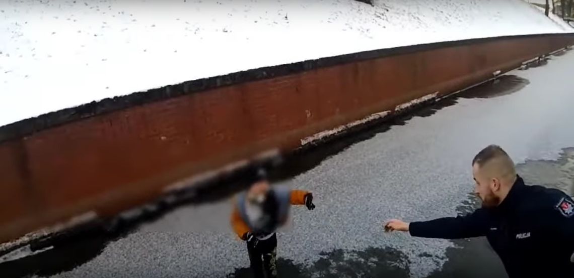 policjanci pomogli 9-latkowi, pod którym załamał się lód