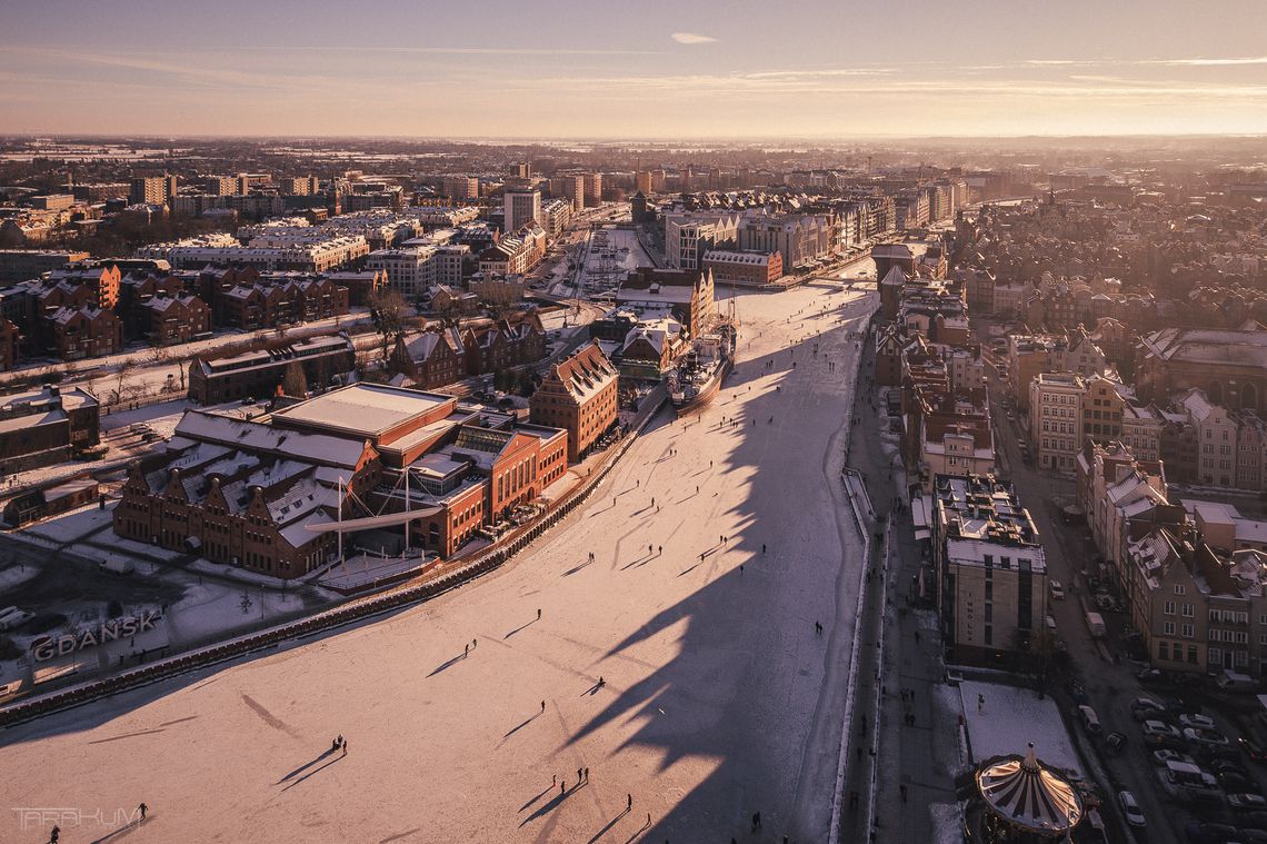 Lodowa Motława nową atrakcją Trójmiasta. Policja i strażacy biją na alarm!