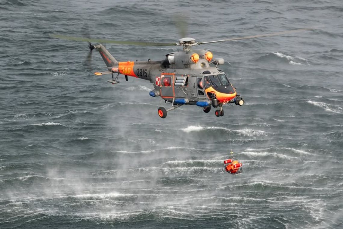 Akcja ratunkowa na Zatoce Gdańskiej! Lotnicy SAR podjęli chorego z pokładu statku