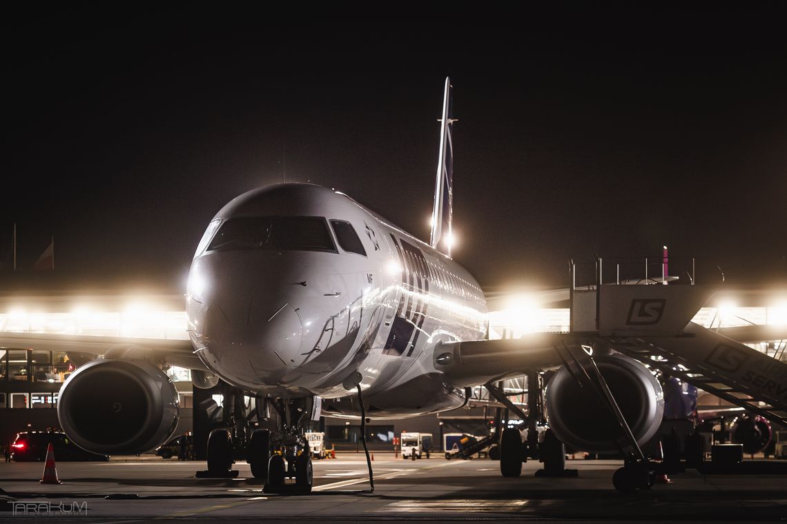 lotnisko w Gdańsku, samolot, zdjęcie ilustracyjne