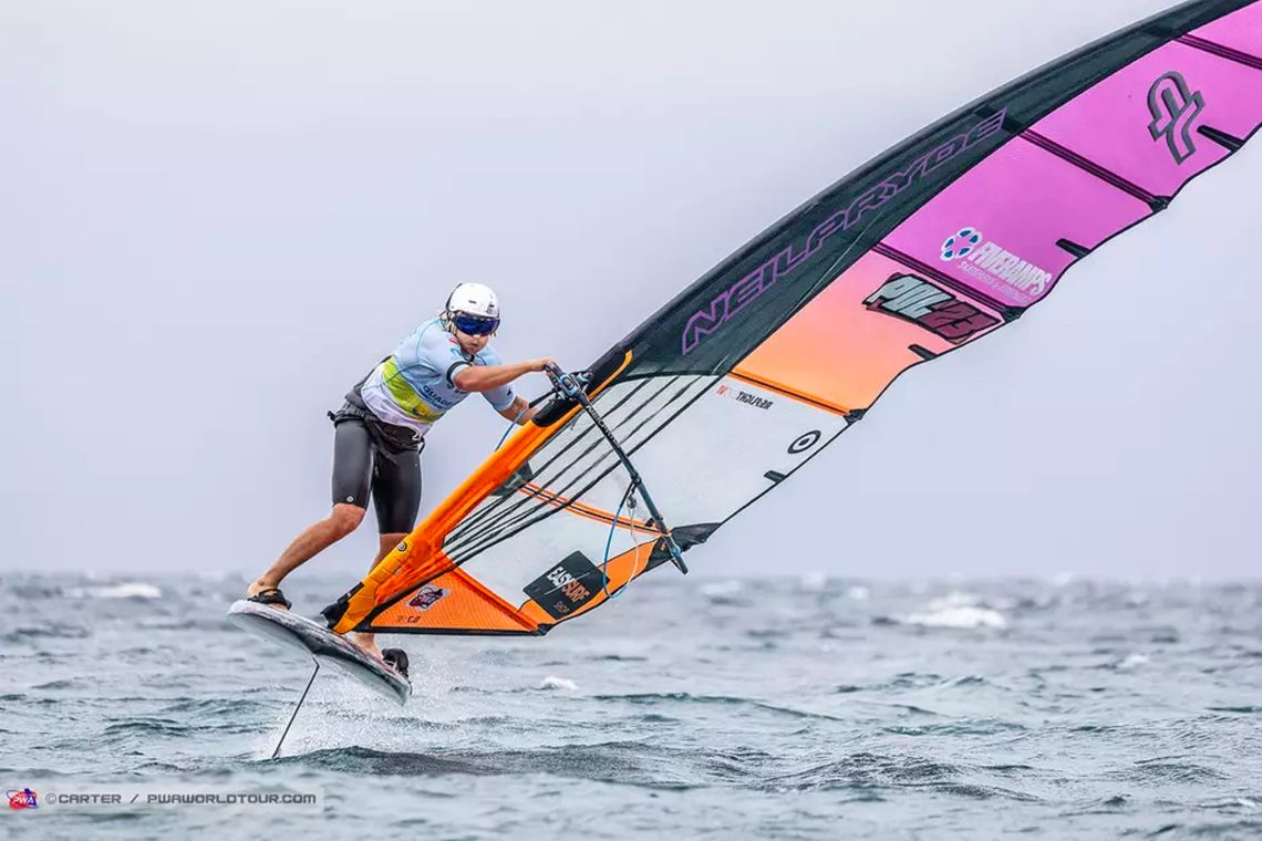 Gdański surfer Maciek Rutkowski wyruszył ze szwedzkiego Sandhamn na swojej desce windsurfingowej