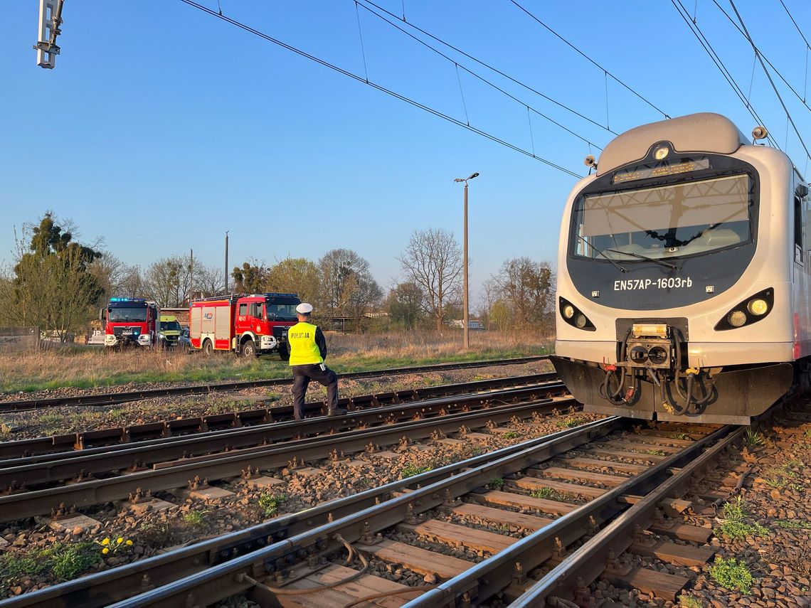 Mężczyzna potrącony przez pociąg w Malborku. Strażacy uratowali mu życie
