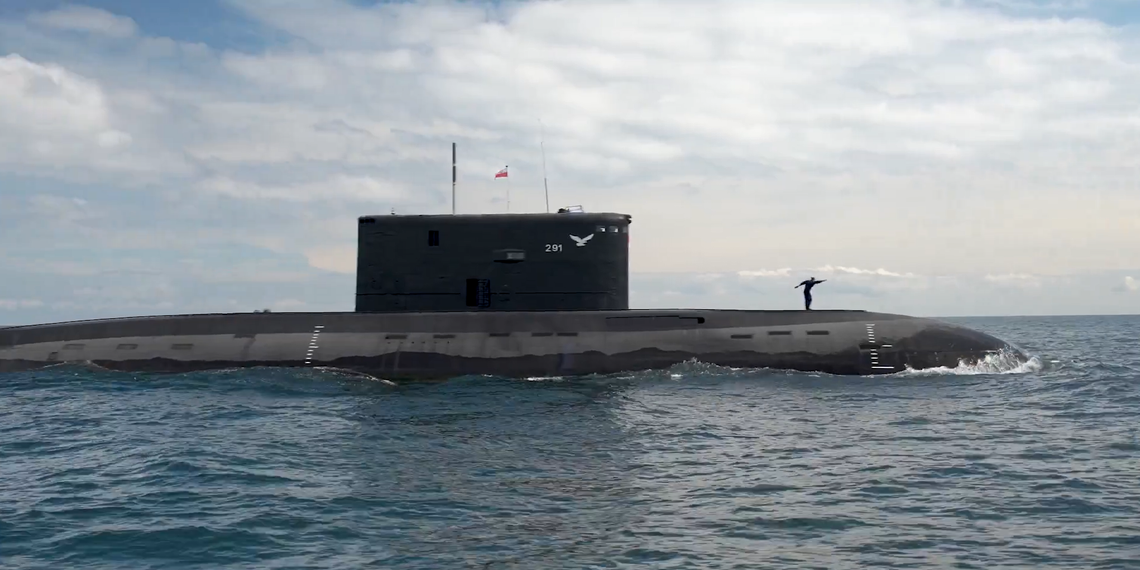 Marynarz zatańczył na okręcie podwodnym. Nagranie hitem w internecie!