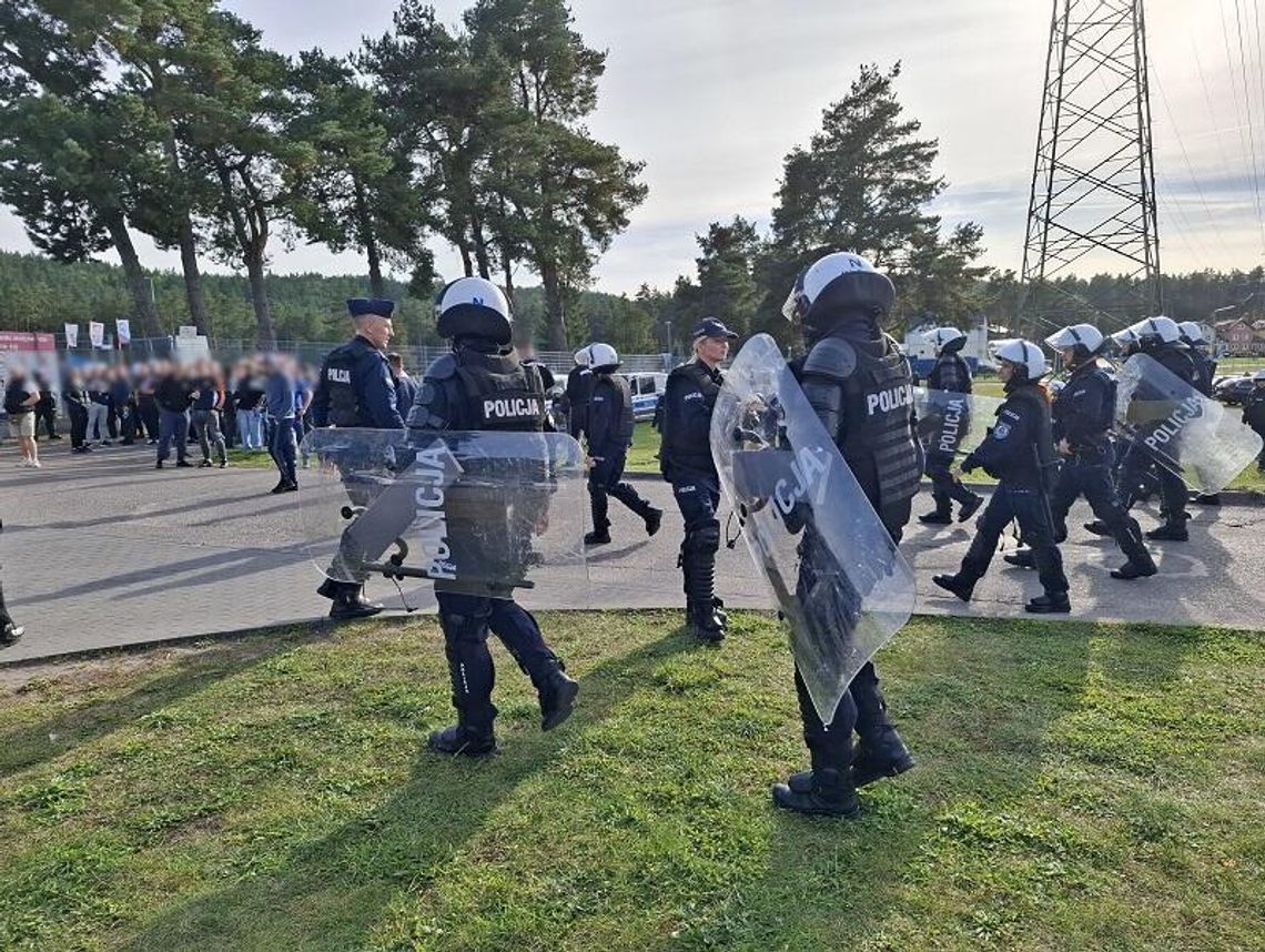 Mecz podwyższonego ryzyka w Lęborku. Poszukiwany ukrył się wśród kibiców