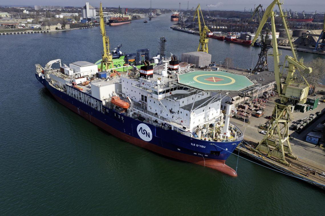 Mega-kablowce przypływają do Gdańskiej Stoczni Remontowej Mega-kablowce przypływają do Gdańskiej Stoczni Remontowej