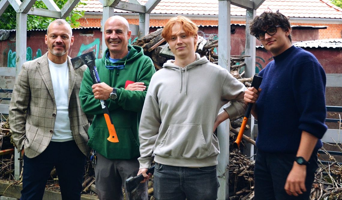 „Męska Drewutnia” na Oruni. Siekiera, kawa i spotkania dla mężczyzn w Gdańsku pomysłodawcy „Męskiej Drewutni” w Gdańsku