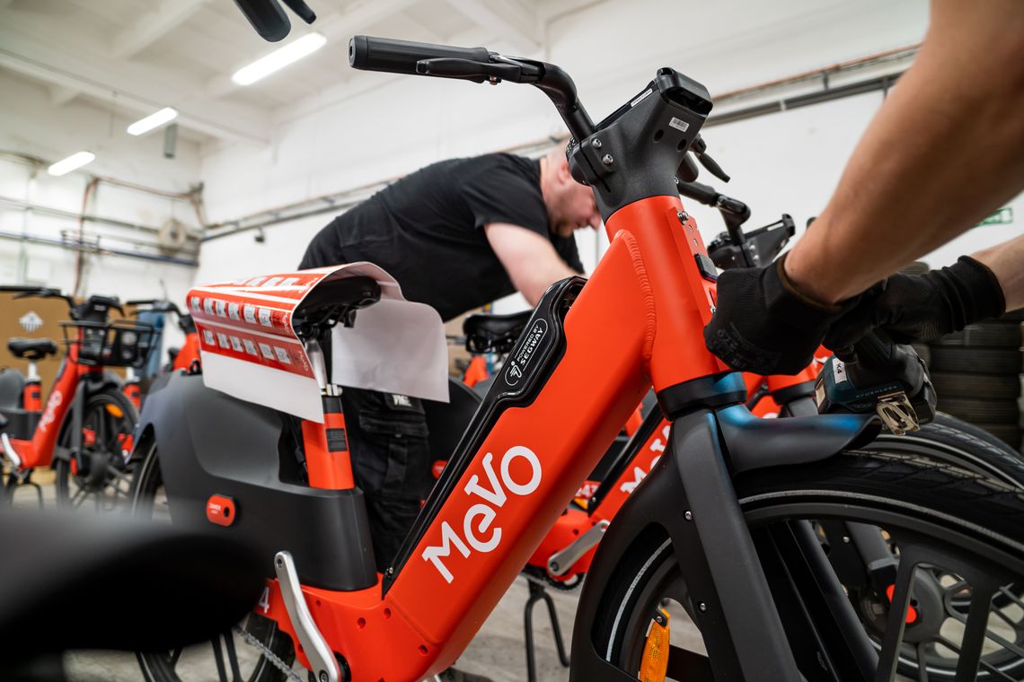 Mevo odbudowuje flotę po pożarze. 240 rowerów już na ulicach, 5300 będzie w sierpniu