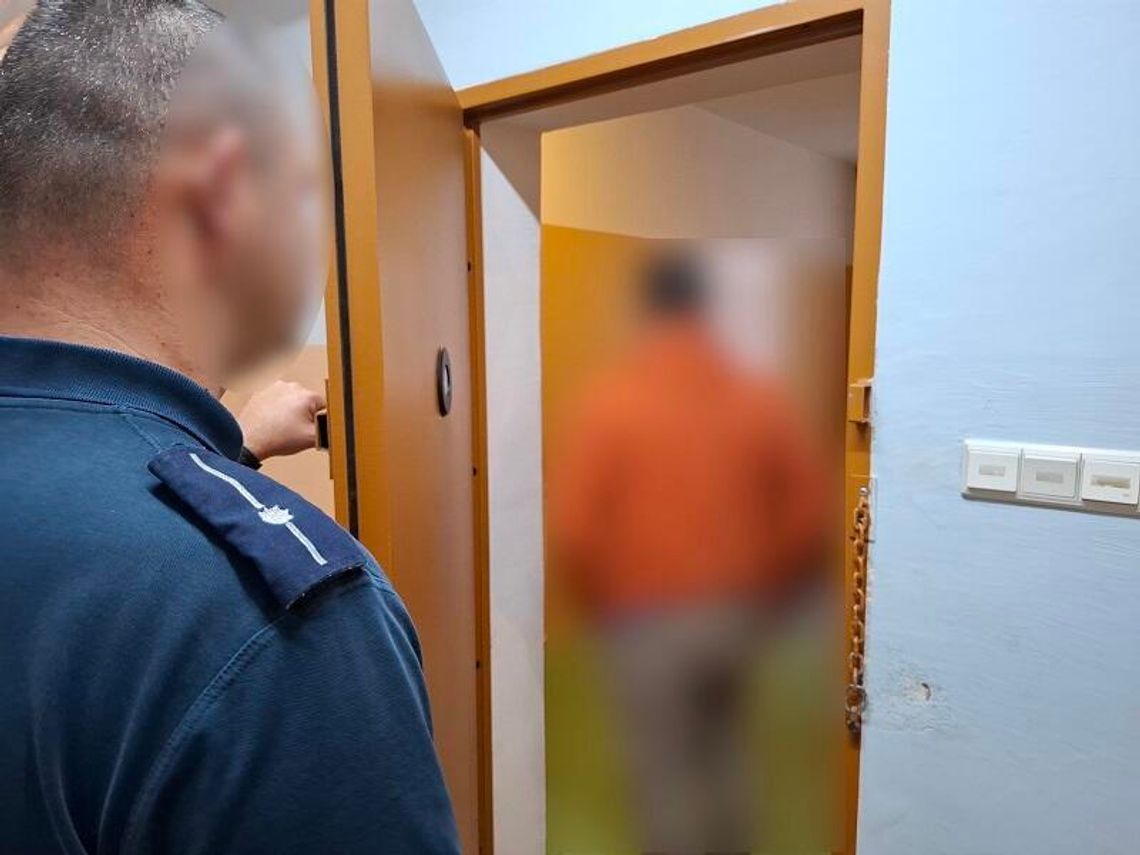 Miały być wakacje nad morzem, jest więzienie. Z urlopu trafił prosto do celi Przyjechał na wakacje do Łeby, ale trafił za kraty. Był poszukiwany