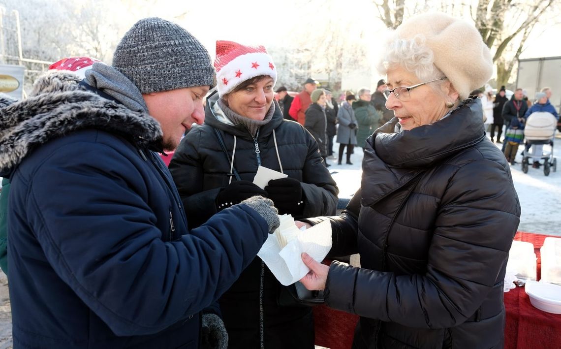 Mieszkańcy Człuchowa podzielili się na rynku opłatkiem 