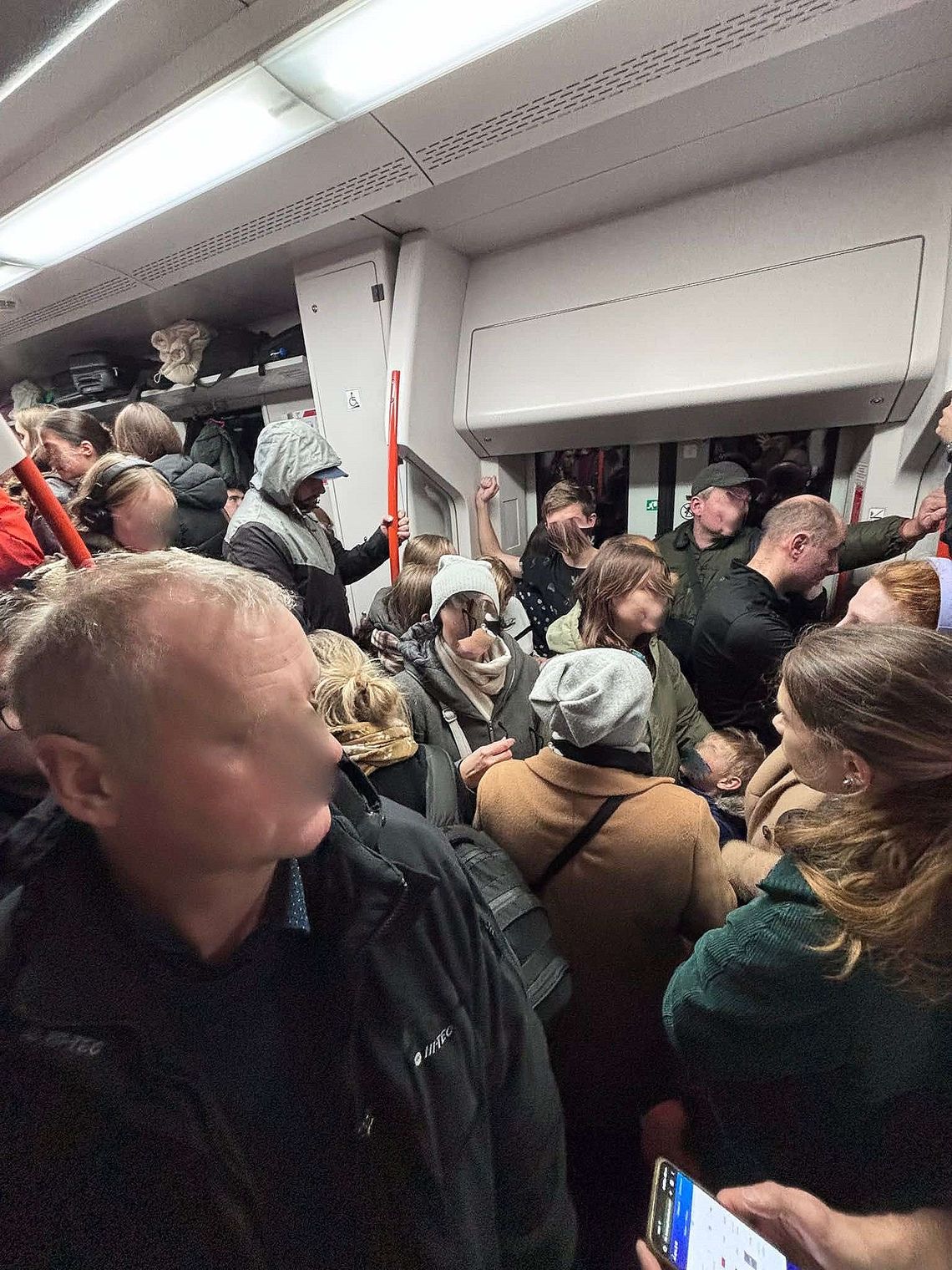 Mieszkańcy Pinczyna jeżdżą pociągami jak sardynki w puszce! Dyrektor Polregio... wyproszony ze spotkania