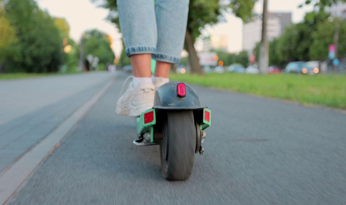 W Słupsku skarżą się na użytkowników hulajnóg. Jeżdżą szybko i zostawiają je gdzie popadnie