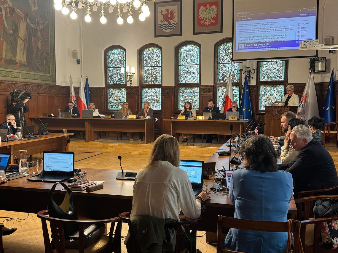 Śmieci w Słupsku drożeją o 29 proc. Nowe stawki uderzą po kieszeni sesja rady miejskiej, Słupsk 2026