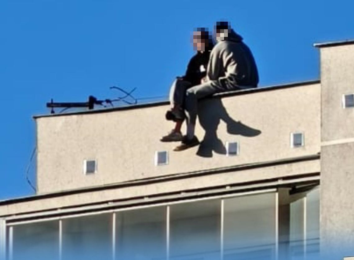 Miłość nie zna granic i... wysokości? Weszli na dach kilkupiętrowego bloku na Morenie
