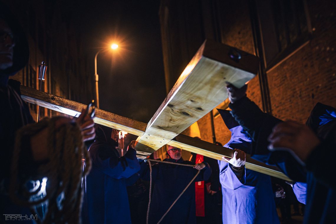 Misterium Krzyża po raz jedenasty. Tysiące wiernych przeszły nocą przez Gdańsk Misterium Krzyża po raz jedenasty. Tysiące wiernych przeszły nocą przez Gdańsk