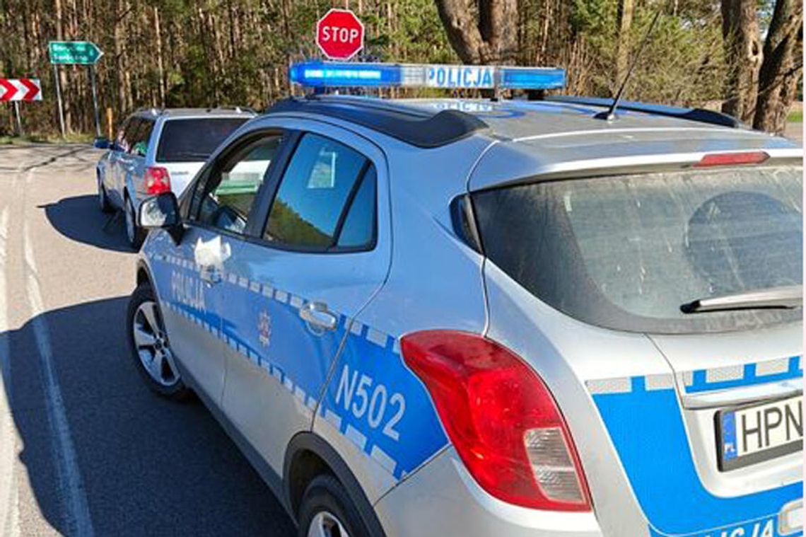 Policyjny pościg za 25-latkiem. Uderzył w radiowóz, jechał po narkotykach i z zakazem