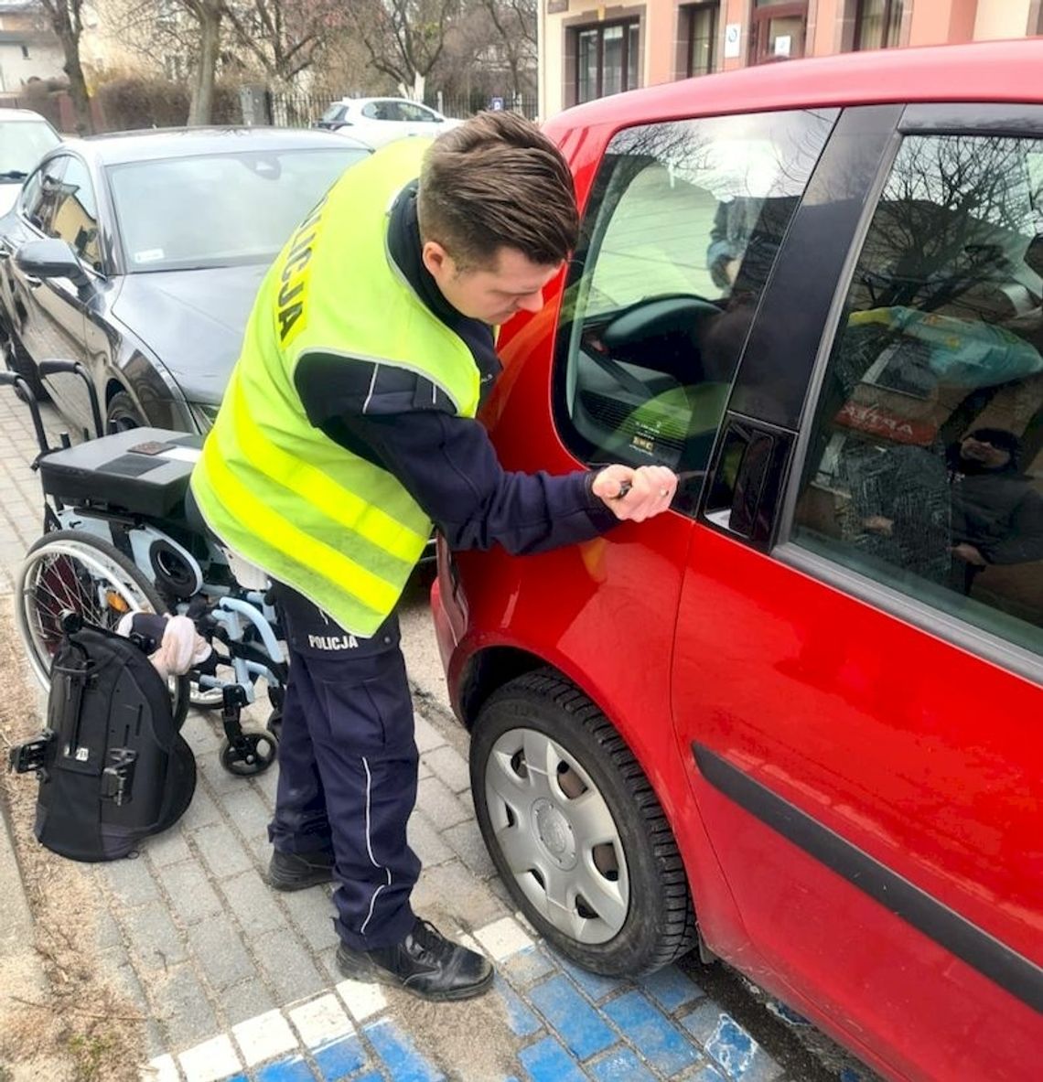 Młoda kobieta zatrzasnęła się w samochodzie, uwolnili ją policjanci