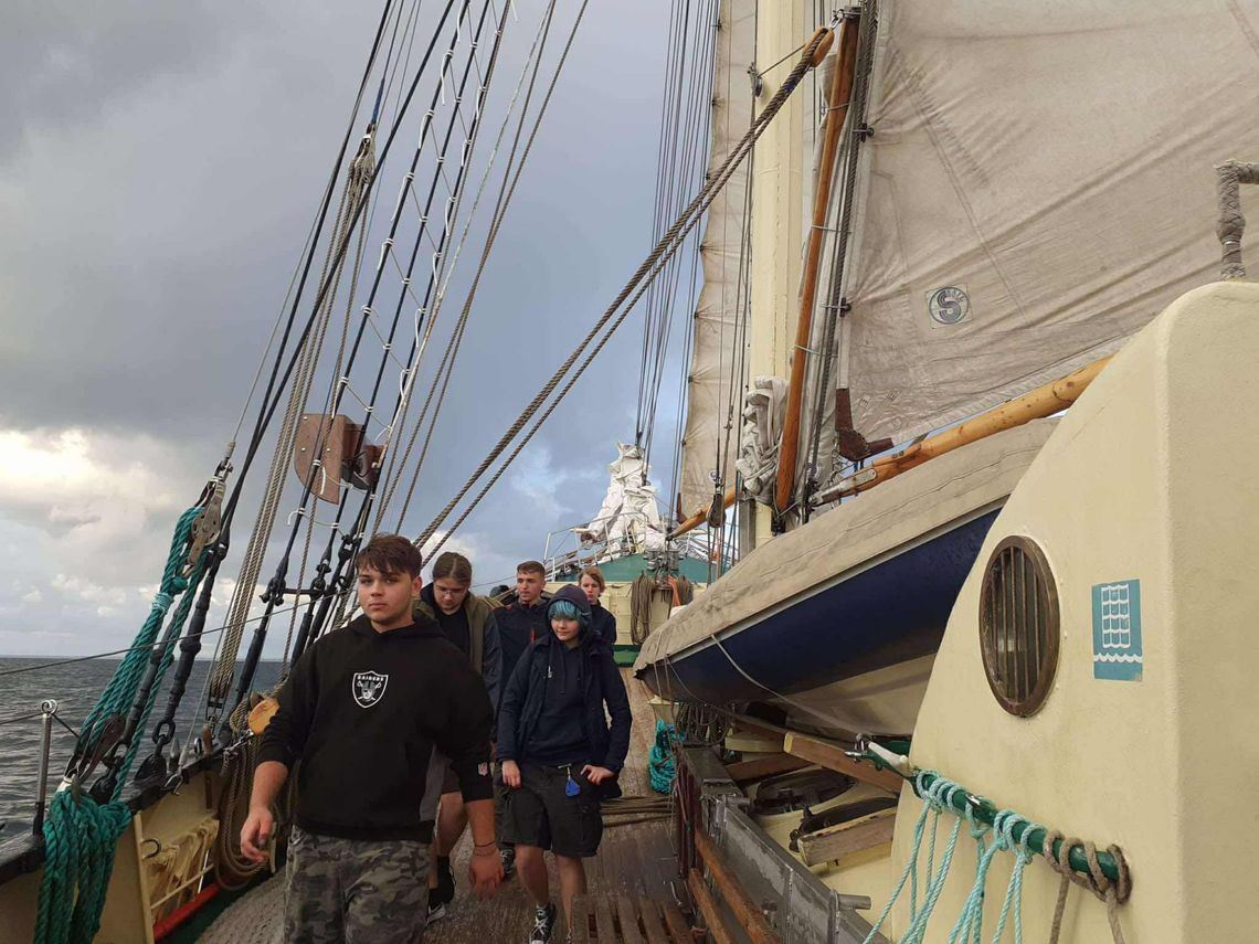 Młodzież z Pomorza wyruszyła w historyczny rejs na Rugię młodzież na pokładzie „Zawiszy Czarnego” w rejsie na Rugię