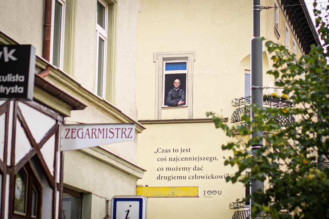 Mural ks. Jana Kaczkowskiego w Sopocie. Spogląda z okna kamienicy